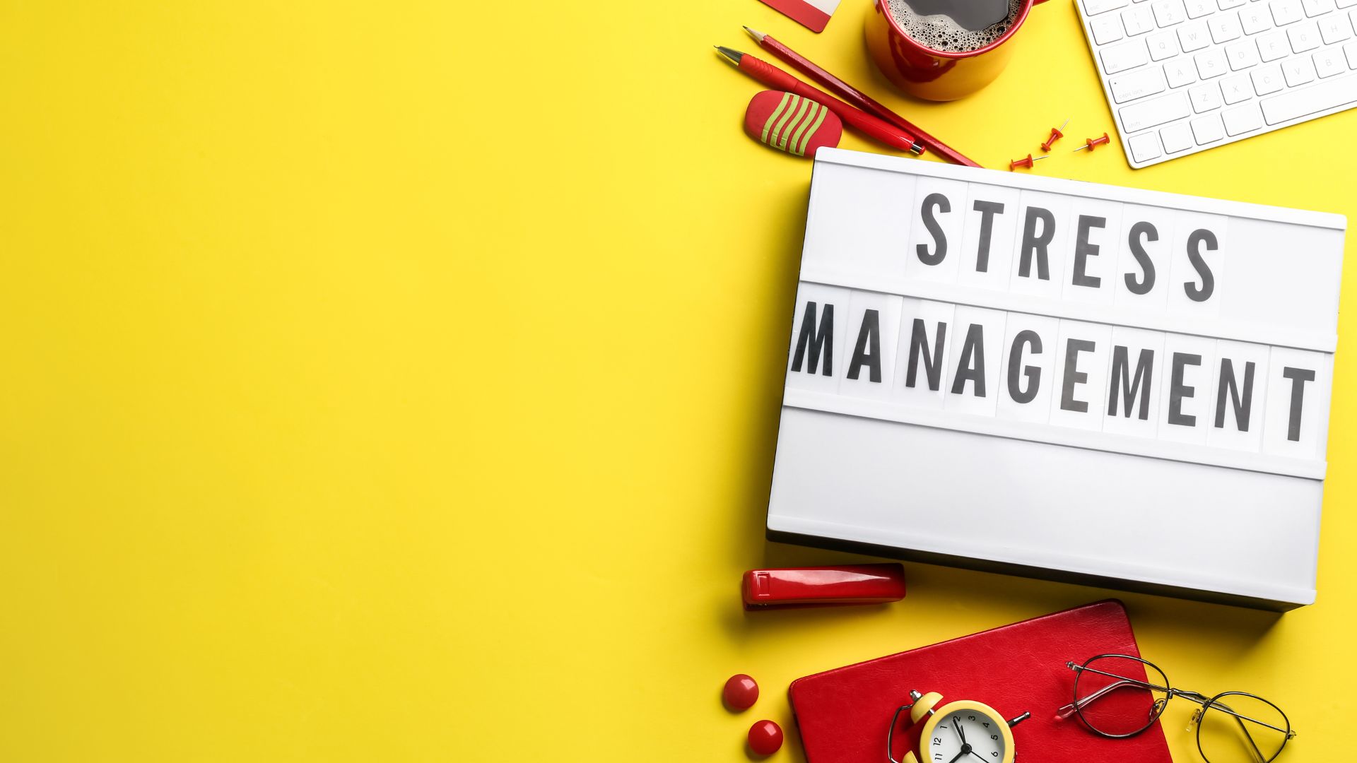 Profesional con signos de agotamiento en entorno laboral, ilustrando el burnout de mandos intermedios